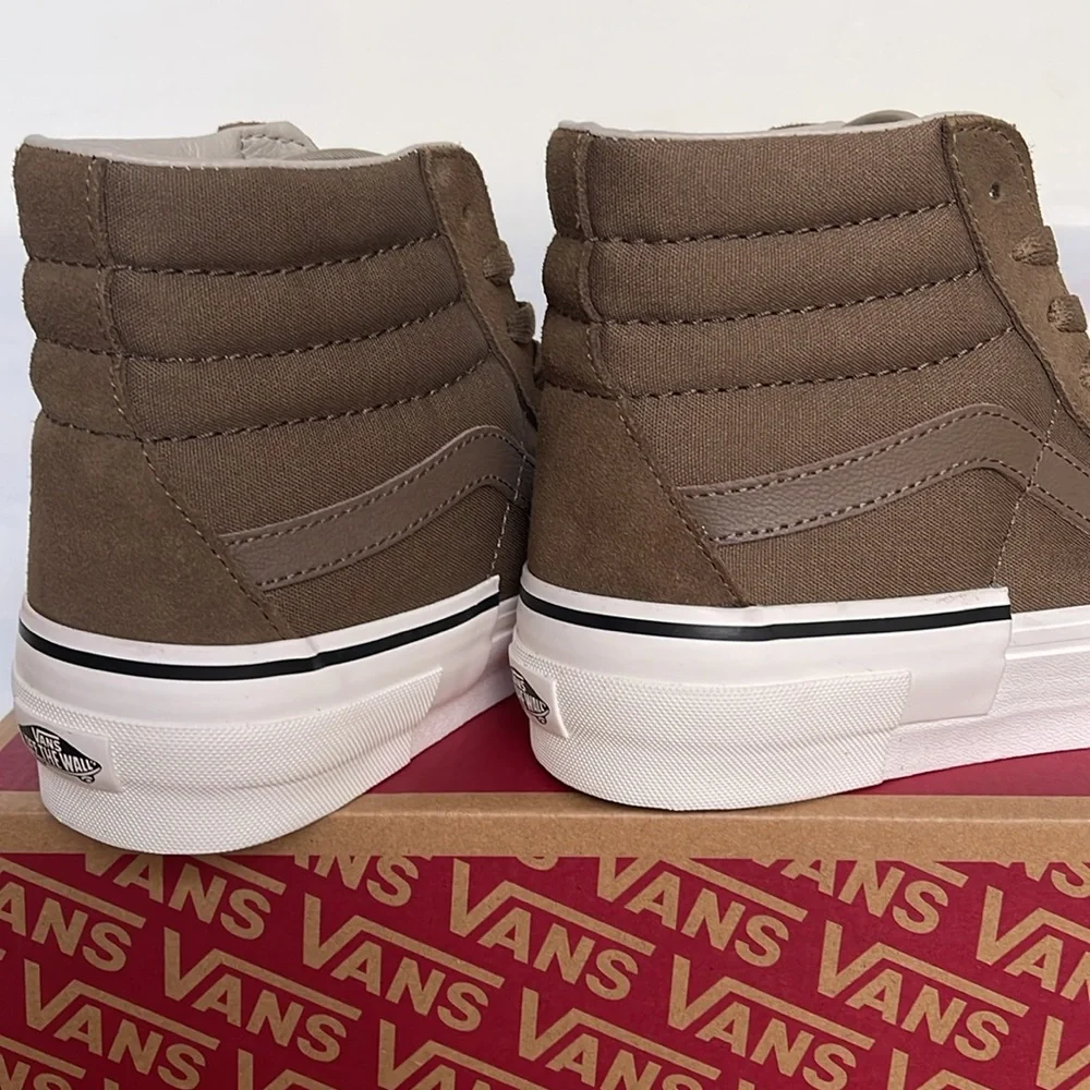 Vans Men’s Sk8-Hi Rearrange
Tonal Kangaroo
VN000CRMBYW
Sneakers - Picture 15 of 16